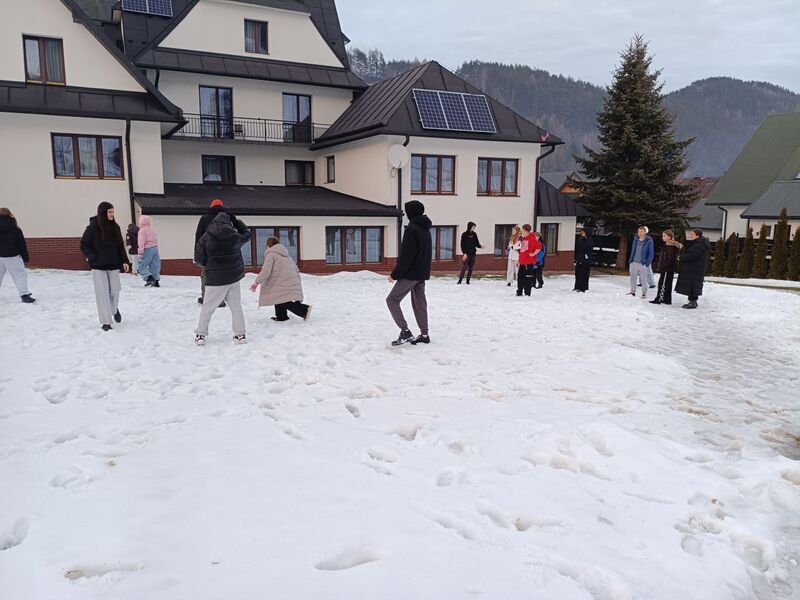 Zajęcia na śniegu bitwa na śnieżki